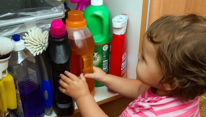 مسمومیت کودک با مایع ظرفشویی و مواد شوینده