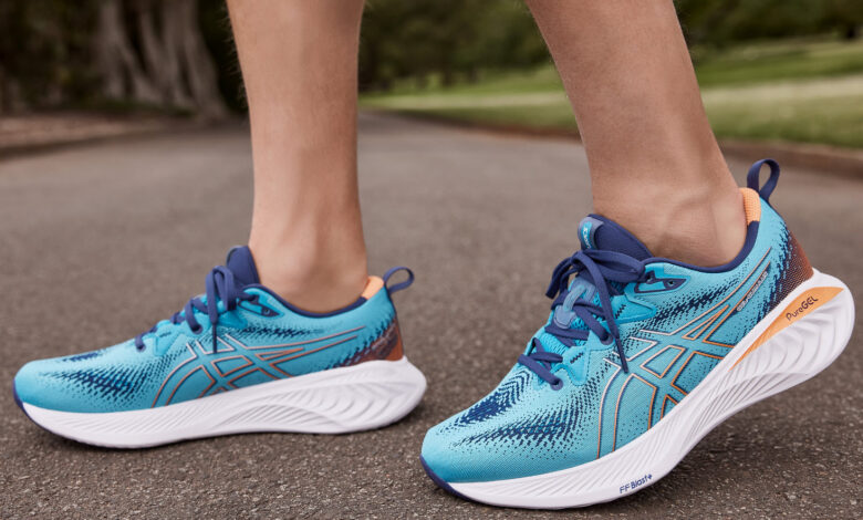 چگونه کفش ورزشی را گشاد کنیم