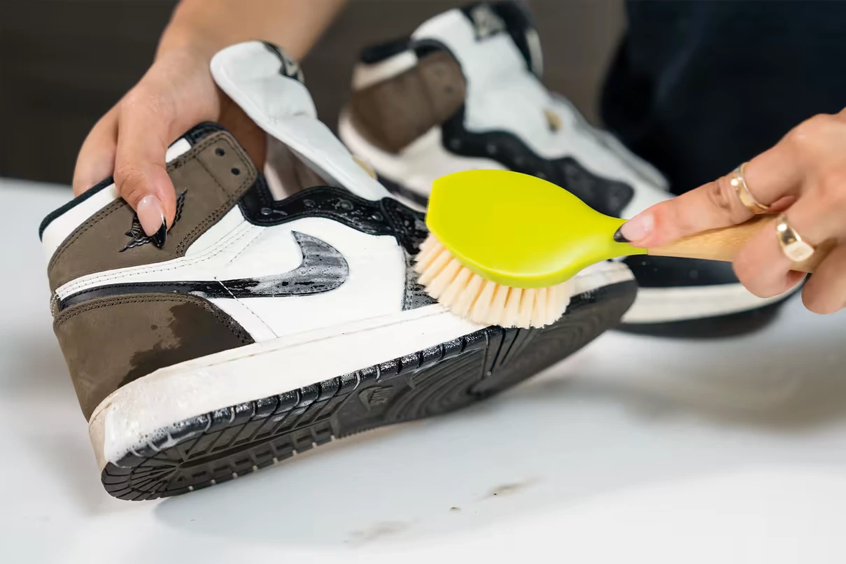 How to wash sneakers